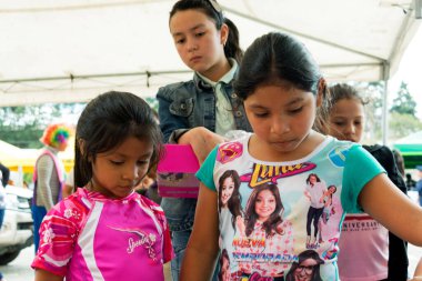 Guatemala, Şehir - Aralık 06, 2017. Sırtında çocuğu olan genç bir Maya kadını tipik bir Guatemala elbisesi giyiyor, Orta Amerika 'da, Latin bir kadın, anne. BÖLÜM