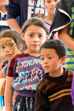 Guatemala, Şehir - Aralık 06, 2017. Sırtında çocuğu olan genç bir Maya kadını tipik bir Guatemala elbisesi giyiyor, Orta Amerika 'da, Latin bir kadın, anne. BÖLÜM