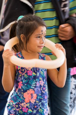 Guatemala, Şehir - Aralık 06, 2017. Sırtında çocuğu olan genç bir Maya kadını tipik bir Guatemala elbisesi giyiyor, Orta Amerika 'da, Latin bir kadın, anne. BÖLÜM