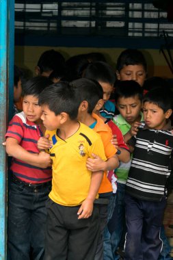 GUATEMALA, QUETZALTENANGO - 30 Ocak 2016. Bir grup genç çocuk Guatemala, Orta Amerika, Latin Amerika 'da devlet okulunda sıraya giriyorlar. BÖLÜM.