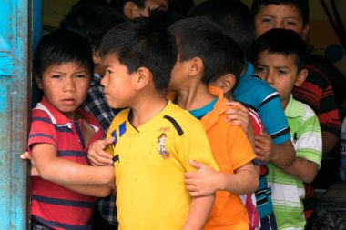 GUATEMALA, QUETZALTENANGO - 30 Ocak 2016. Bir grup genç çocuk Guatemala, Orta Amerika, Latin Amerika 'da devlet okulunda sıraya giriyorlar. BÖLÜM.