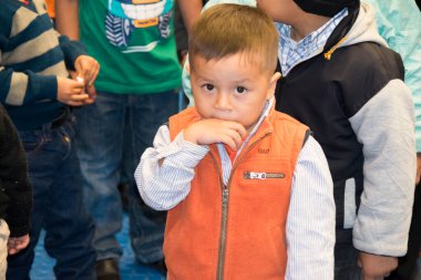 Guatemala, Şehir - 13 Aralık 2017. Bir grup genç, Guatemala, Orta Amerika, Latin Amerika kilisesinde yardım almak için sırada bekliyor. BÖLÜM.