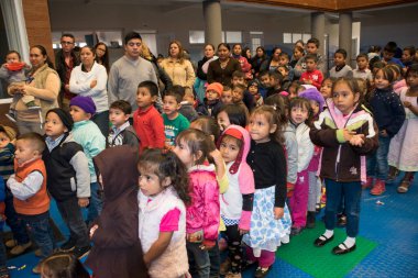 Guatemala, Şehir - 13 Aralık 2017. Bir grup genç, Guatemala, Orta Amerika, Latin Amerika kilisesinde yardım almak için sırada bekliyor. BÖLÜM.