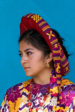 GUATEMALA - QUETZALTENANGO, 29 Ocak 2016 - Quezalteca 'lı genç Maya K' iche 'ib, yerli prenses, tipik renkli kostümlü, Guatemalalı Latin kadın. BÖLÜM, İllüstrasyon.