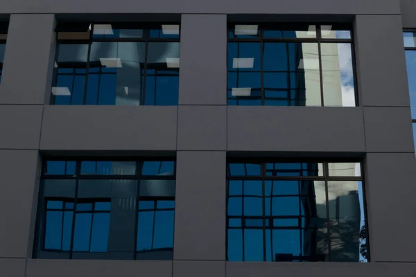 外在现代公寓楼 拉丁美洲的窗户办公楼 危地马拉 — 图库照片
