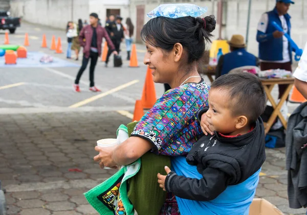 Gwatemala Miasto Grudnia 2017 Młoda Majka Dzieckiem Plecach Typowej Gwatemalskiej — Zdjęcie stockowe