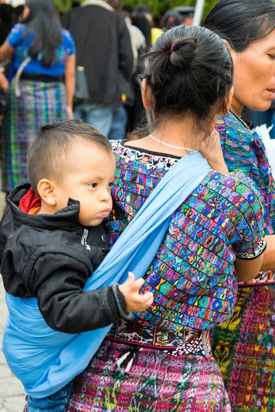 Guatemala Città Dicembre 2017 Giovane Donna Maya Con Bambino Sulla — Foto Stock