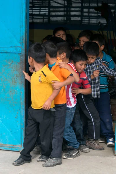 Guatemala Quetzaltenango Gennaio 2016 Gruppo Bambini Fila Nella Scuola Pubblica — Foto Stock