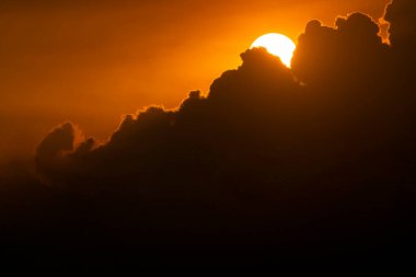 Gün batımı, bulutlu gün batımı, Guatemala City 'de yoğun bir ışık. Orta Amerika.