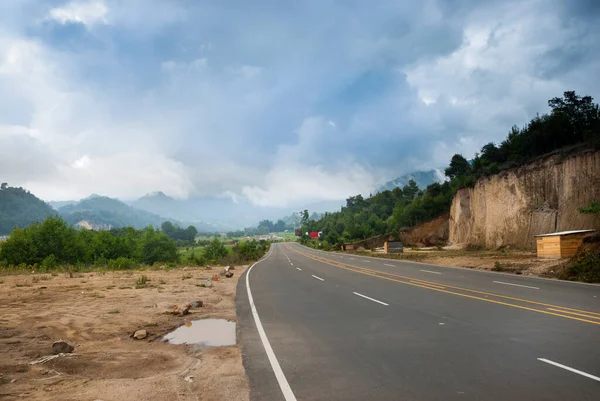 中央アメリカの農村道路 高電圧ケーブル 劣化アスファルト — ストック写真