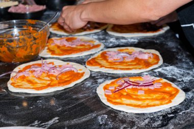 Calzone adındaki İtalyan yemek hazırlama, buğday unu, yoğurma, İtalyan geleneği..