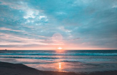 Sahilde gün batımı