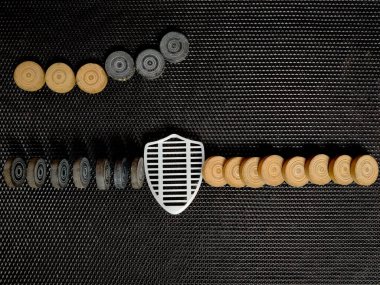 Kara paraların düşmesini engelleyen Kalkan Güvenlik Simgesi 'nin üst görüntüsü. Beyaz sikkeler zaten düştü. Banka konsepti. Risk yönetimi.