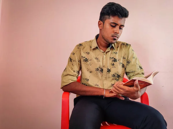 South Indian Empresário Vestido Com Camisa Verde Sentado Casa Lendo — Fotografia de Stock