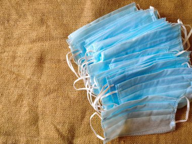 Corona virüsüne karşı korunmak için bir sürü antiviral tıbbi maske. Topçu torbasında izole edilmiş. Maske tak. Koronavirüs salgını