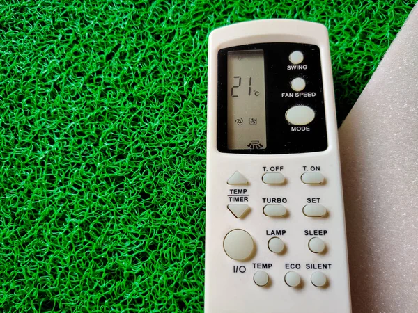 Condicionado Remoto Com Temperatura Celsius Graus Isolado Fundo Branco Verde — Fotografia de Stock