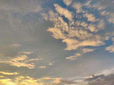 Gün batımında beyaz bulutlar ve mavi gökyüzü. Doğa. Gün ışığı.