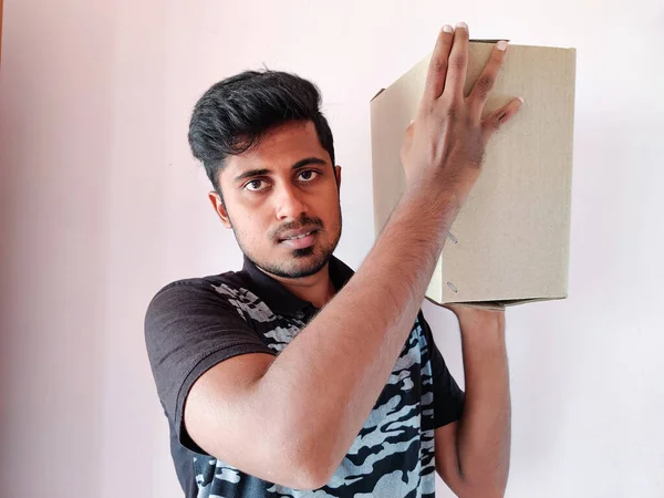 南インド人男性が段ボール箱を手に笑顔 コピースペース 白地だ 小包のコンセプト — ストック写真