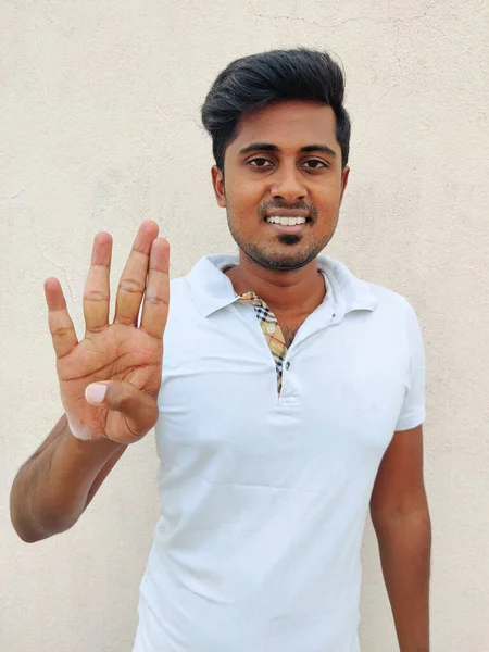 Jovem Indiano Sul Sorridente Com Uma Tshirt Branca Apontada Para — Fotografia de Stock