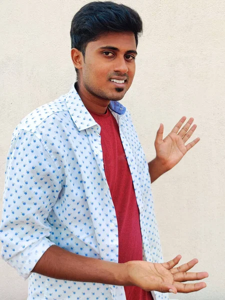 Smiling South Indian Clean Barbeado Homem Mostrando Produtos Suas Mãos — Fotografia de Stock