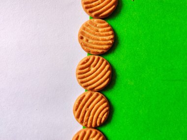 Kurabiye ve bisküvilerle ayrılmış beyaz ve yeşil renk kopyalama alanı.