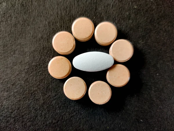 White Pills Surrounded Orange Tabletss Isolated Black Background — Stock Photo, Image