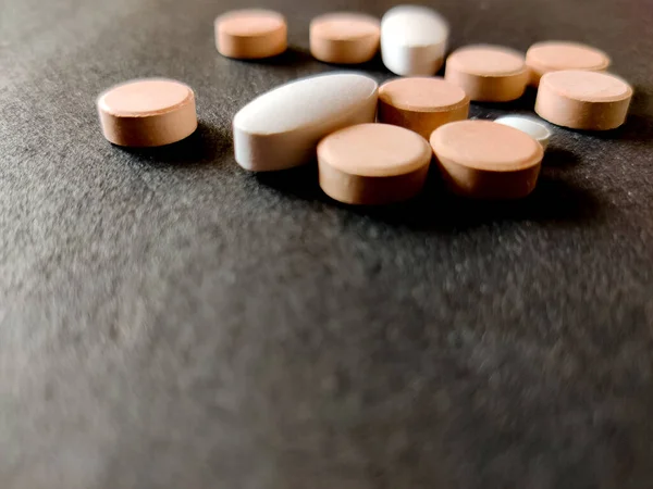 錠剤の概念 コロナウイルス治療 黒の背景に白とオレンジの色の医療用薬 — ストック写真