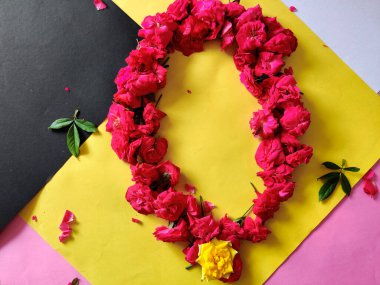 Pembe güllerin çerçevesi. Boşluğu kopyala