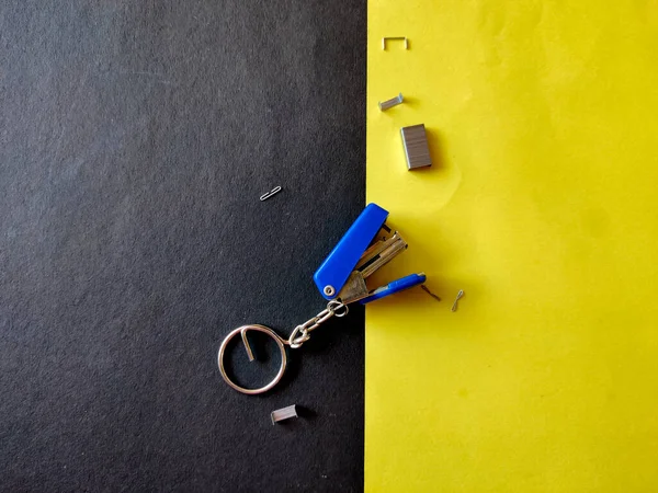 Kleiner Blauer Tacker Isoliert Auf Gelbem Hintergrund Ansicht Von Oben — Stockfoto