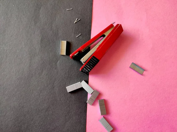 Top View Red Color Stapler Pile Stapler Pins Isolated Pink — стоковое фото