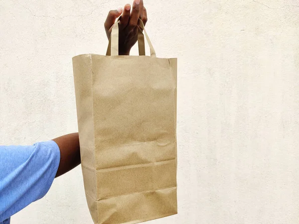 Mão Segurando Saco Compras Isolado Sobre Fundo Branco — Fotografia de Stock