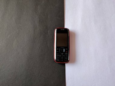 Klavye eski telefonu beyaz arkaplanda izole edildi.
