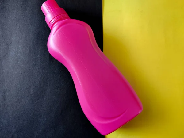 Botella Detergente Color Rosa Aislada Sobre Fondo Amarillo — Foto de Stock
