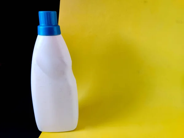 Produktdisplay Vit Färg Tvättmedel Flaska Isolerad Gul Bakgrund — Stockfoto