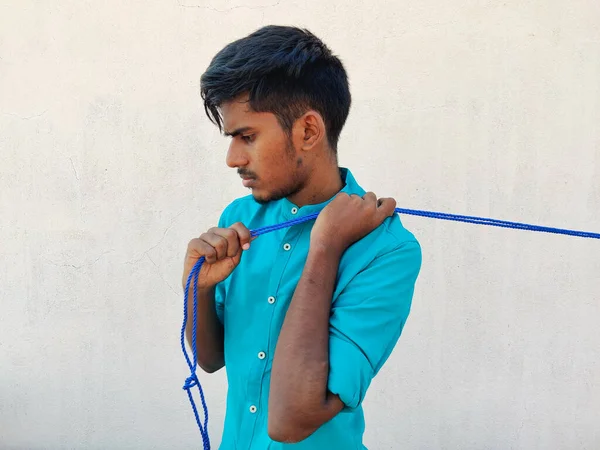 Южноиндийский Молодой Человек Тянет Голубую Веревку Спину Изолированный Белом Фоне — стоковое фото
