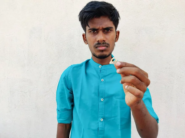 Sydindiska Ung Man Som Håller Fågel Dödskalle Isolerad Vit Bakgrund — Stockfoto