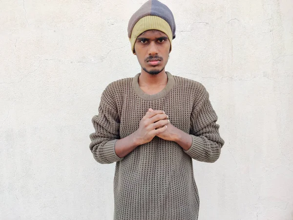 Mladík Jižní Indie Teplých Šatech Izolované Bílém Pozadí Zimní Portrét — Stock fotografie