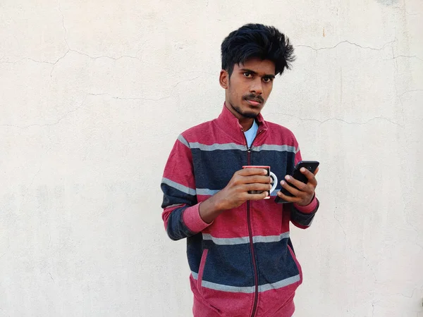 Feliz Sul Indiano Jovem Roupas Quentes Segurando Telefone Celular Caneca — Fotografia de Stock