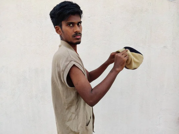 Sul Indiano Jovem Camisola Sem Mangas Tentando Usar Chapéu Inverno — Fotografia de Stock