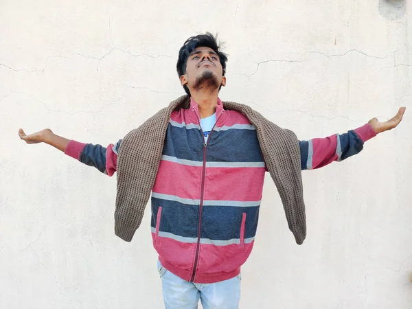 Homem Feliz Vestindo Uma Jaqueta Vermelha Respirando Fresco Levantando Braços — Fotografia de Stock