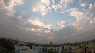 Şehrin bulutlu gökyüzü zaman çizelgesi