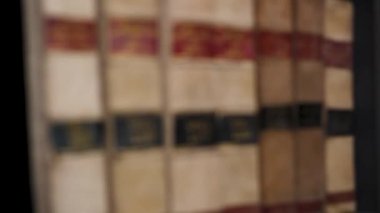 Kütüphanede eski hukuk kitapları