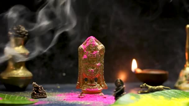 Indiase God Standbeeld Product Videografie Met Rook Licht Achtergrond — Stockvideo