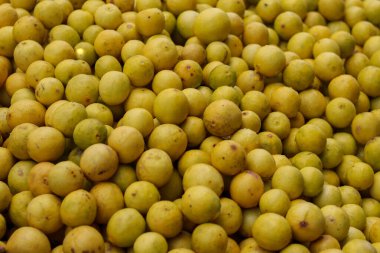 Pazarda bir sürü parlak sarı limon var.