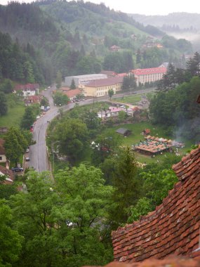 Romanya 'nın Bran Kalesi' nden Rucar 'a giden yol bulutlu ve yağmurlu bir günde