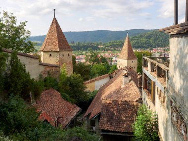Romanya 'nın Sighisoara kenti, kaleden görüldüğü gibi