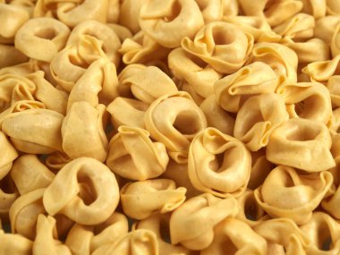 Peynirli kurutulmuş tortellini makarna.       