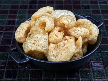 Chicharron ya da chicharron olarak da bilinen domuz derisi, kızarmış domuz derisi. Atıştırmalık.