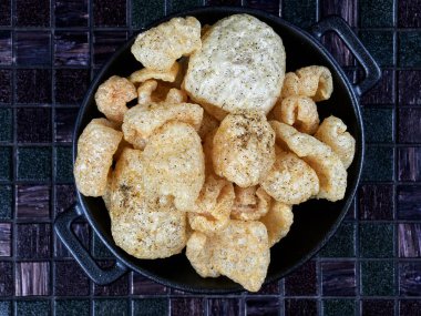 Chicharron ya da chicharron olarak da bilinen domuz derisi, kızarmış domuz derisi. Atıştırmalık.