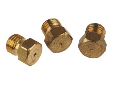 Gaz püskürtme enjektörlerinin yakın çekim görüntüsü gaz ocaklarının LPG dönüşümüne, beyaz üzerine izole      